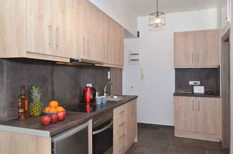 Studio | Private kitchen | Mini-fridge, oven, stovetop, electric kettle