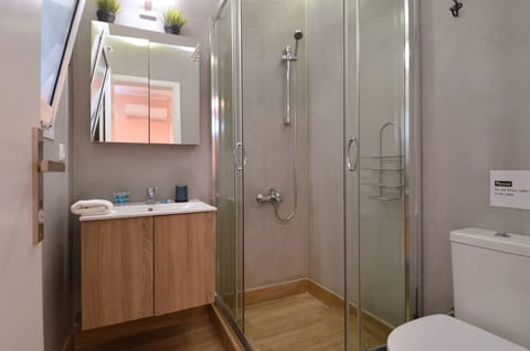 Studio | Bathroom | Shower, towels