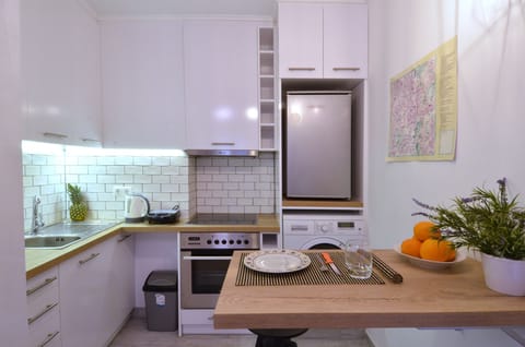 Studio | Private kitchen | Mini-fridge, oven, stovetop, electric kettle