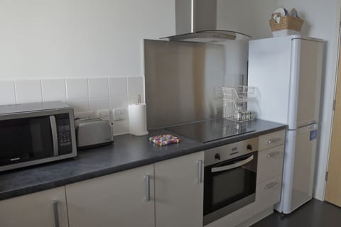 Standard Apartment, 1 Bedroom | Private kitchen | Fridge, microwave, oven, coffee/tea maker