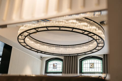 Breakfast, lunch, dinner served; international cuisine