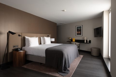 Willem Suite | Premium bedding, minibar, in-room safe, desk
