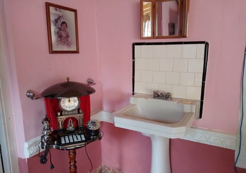 Exclusive Double Room | Bathroom | Shower, rainfall showerhead, free toiletries, hair dryer