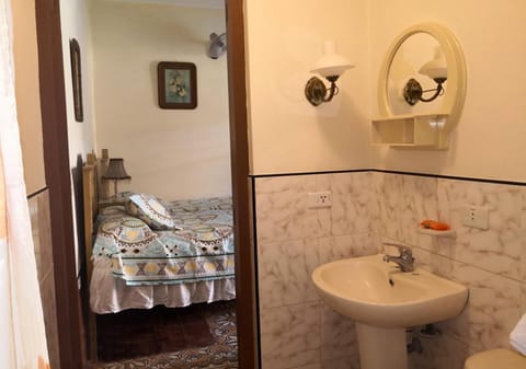 Comfort Triple Room | Bathroom | Shower, free toiletries, hair dryer, towels