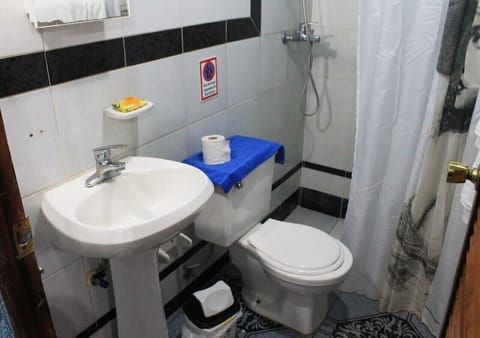 Design Double Room | Bathroom | Shower, rainfall showerhead, free toiletries, hair dryer