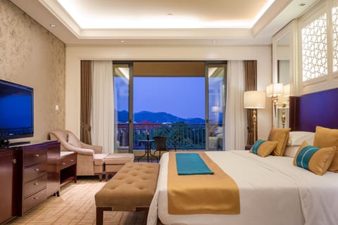 Deluxe Room with Garden View | Premium bedding, minibar, in-room safe, individually decorated