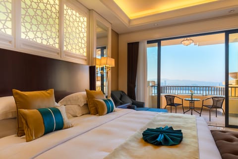 Celebrity Suite | Premium bedding, minibar, in-room safe, individually decorated