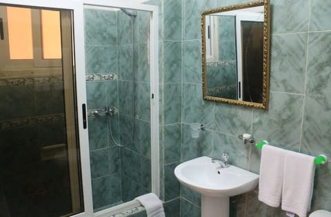 Deluxe Triple Room | Bathroom | Shower, rainfall showerhead, free toiletries, hair dryer