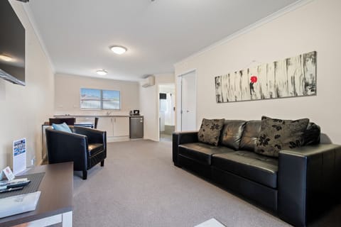 Executive Suite, 1 Bedroom, Non Smoking, Kitchenette (Spa Apartment) | In-room safe, blackout drapes, soundproofing, iron/ironing board