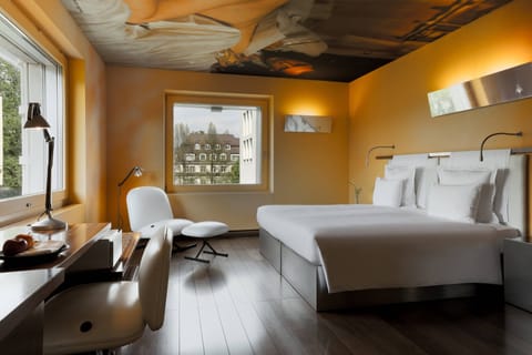Junior Suite, 1 King Bed, Corner | Premium bedding, in-room safe, individually decorated