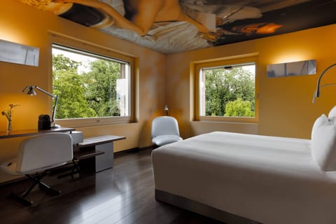 Junior Suite, 1 King Bed, Corner | Premium bedding, in-room safe, individually decorated