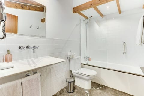 Comfort Double Room | Bathroom | Bathtub, hair dryer, bidet, towels