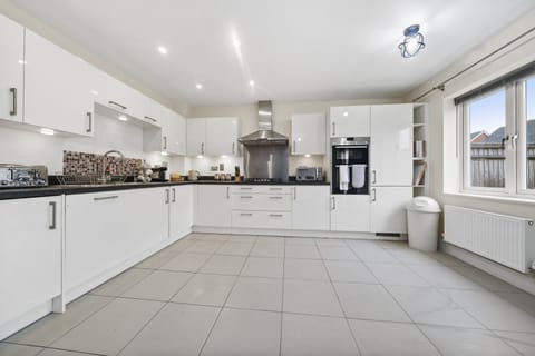 Signature House, 4 Bedrooms | Private kitchen | Full-size fridge, microwave, oven, stovetop