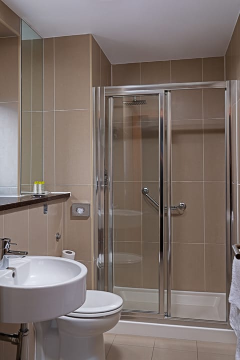 Twin Room | Bathroom | Free toiletries, hair dryer, towels