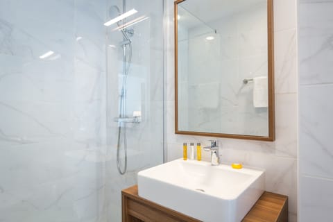 Classic Twin Room | Bathroom | Shower, free toiletries, towels
