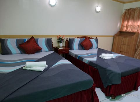 Premier Triple Room | Desk, free WiFi, bed sheets