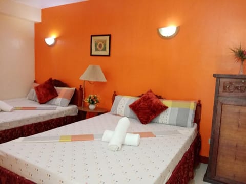 Quadruple Room, 2 Queen Beds | Desk, free WiFi, bed sheets