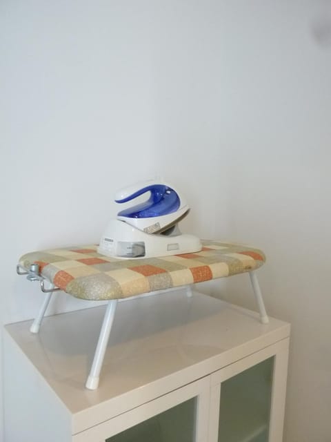 Apartment (F) | Iron/ironing board