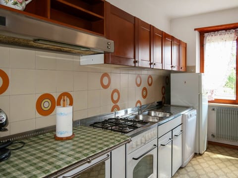 Cabinetry, Countertop, Sink, Property, Building, Tap, Kitchen Sink, Window, Kitchen Appliance, Kitchen