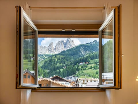 Glass, Hardwood, Wood Stain, Daylighting, Mountain Village, Window Treatment, Balcony, Alps