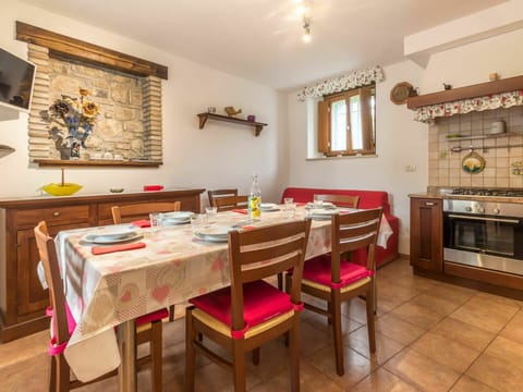 Table, Furniture, Property, Picture Frame, Building, Chair, Wood, House, Interior Design, Flooring