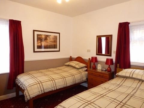 Twin Room, Ensuite | Iron/ironing board, free cribs/infant beds, rollaway beds, free WiFi