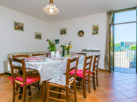 Cloud, Plant, Sky, Property, Window, Building, Fence, House, Land Lot, Neighbourhood