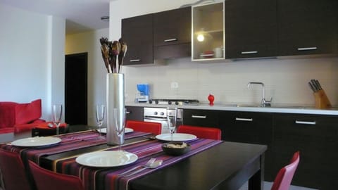 Apartment, 2 Bedrooms, Balcony, Mountain View | Dining room