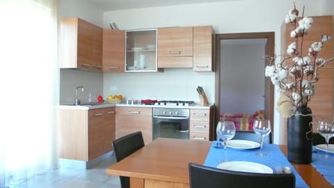 Apartment, 2 Bedrooms, Balcony, Mountain View | Dining room