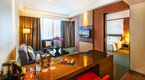 Admiral Suite | Living area | 32-inch LCD TV with satellite channels, TV