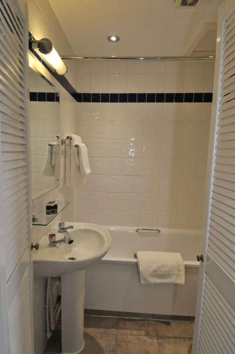 Combined shower/tub, hair dryer, towels