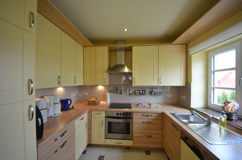 Deluxe House (Bel Monte) | Private kitchen | Fridge, microwave, oven, stovetop