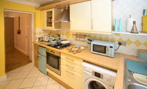 Deluxe Cottage, Private Bathroom (43 BBEscapes) | Shared kitchen | Highchair