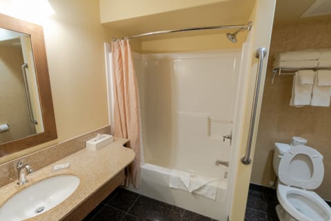 Standard Room, 2 Queen Beds, Non Smoking, Refrigerator & Microwave | Bathroom | Towels