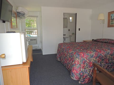 Room, 1 Queen Bed | Iron/ironing board, free WiFi, bed sheets