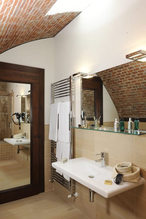 Superior Double Room | Bathroom | Combined shower/tub, rainfall showerhead, free toiletries, hair dryer