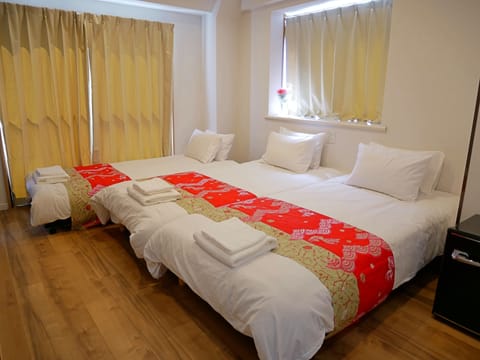 Triple Room | Blackout drapes, free WiFi, bed sheets