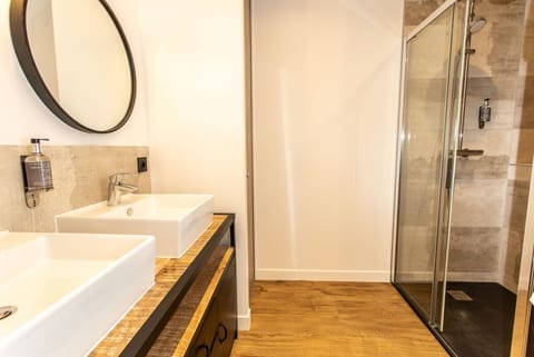 Apartment (LODGE 003) | Bathroom | Free toiletries, hair dryer, towels