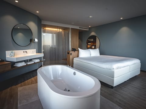 Junior Suite, 1 King Bed | Bathroom | Free toiletries, hair dryer, towels, soap
