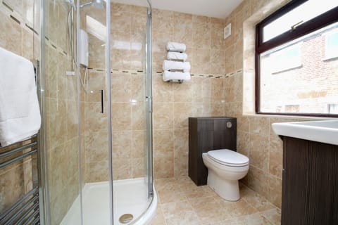 Classic Double Room | Bathroom | Shower, free toiletries, hair dryer, towels