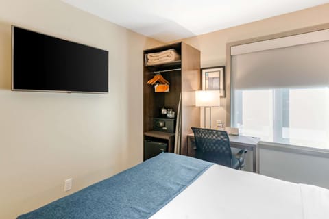 Standard Room, 1 Double Bed, Non Smoking | In-room safe, desk, laptop workspace, blackout drapes