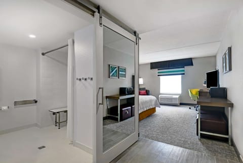 Room, 1 King Bed, Accessible, Non Smoking (Mobility & Hearing, Roll-in Shower) | Bathroom | Free toiletries, hair dryer, towels