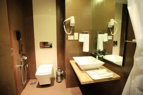 Superior Twin Room | Bathroom | Shower, free toiletries, hair dryer, slippers
