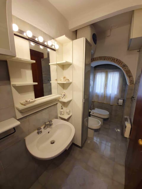 Apartment, 1 Bedroom | Bathroom | Shower, rainfall showerhead, hair dryer, bidet