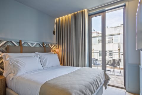 Deluxe Double Room, Terrace | Minibar, in-room safe, individually decorated, individually furnished