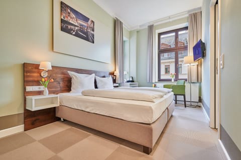 Economy Double Room | Premium bedding, in-room safe, desk, laptop workspace