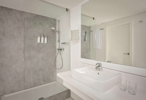 Business Suite, 1 Bedroom | Bathroom | Designer toiletries, hair dryer, towels