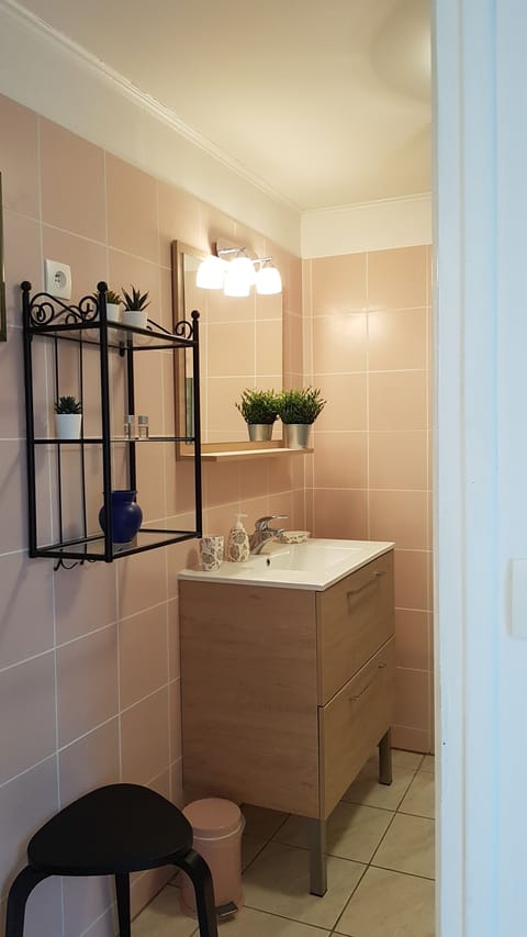 Standard Double Room (Oasis) | Bathroom sink