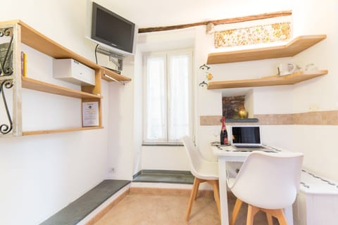 Deluxe Double Room | Hypo-allergenic bedding, in-room safe, desk, laptop workspace