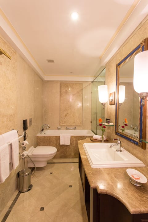 Dovecote Premier Suite Lake Facing | Bathroom | Combined shower/tub, jetted tub, free toiletries, hair dryer